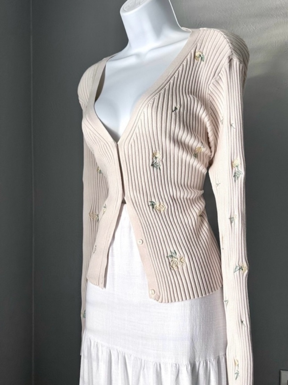 Embroidered Floral Cardigan Sweater - Picture 4 of 8